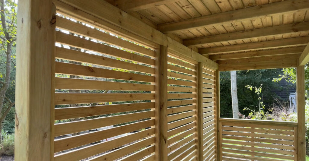 Houten lamellen overkapping behandelen