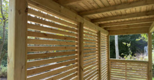 Houten lamellen overkapping behandelen