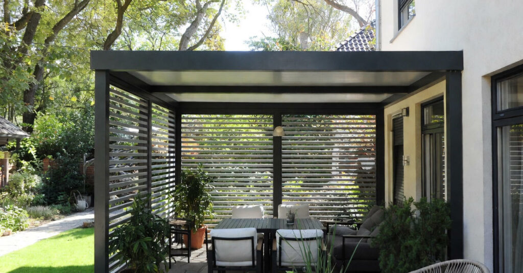 Een lamellen overkapping en de woningwaarde: hoe verhoogt dit je huiswaarde?