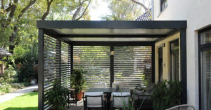 Een lamellen overkapping en de woningwaarde: hoe verhoogt dit je huiswaarde?