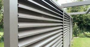 Wat maakt een aluminium lamellen overkapping zo onderhoudsvriendelijk?